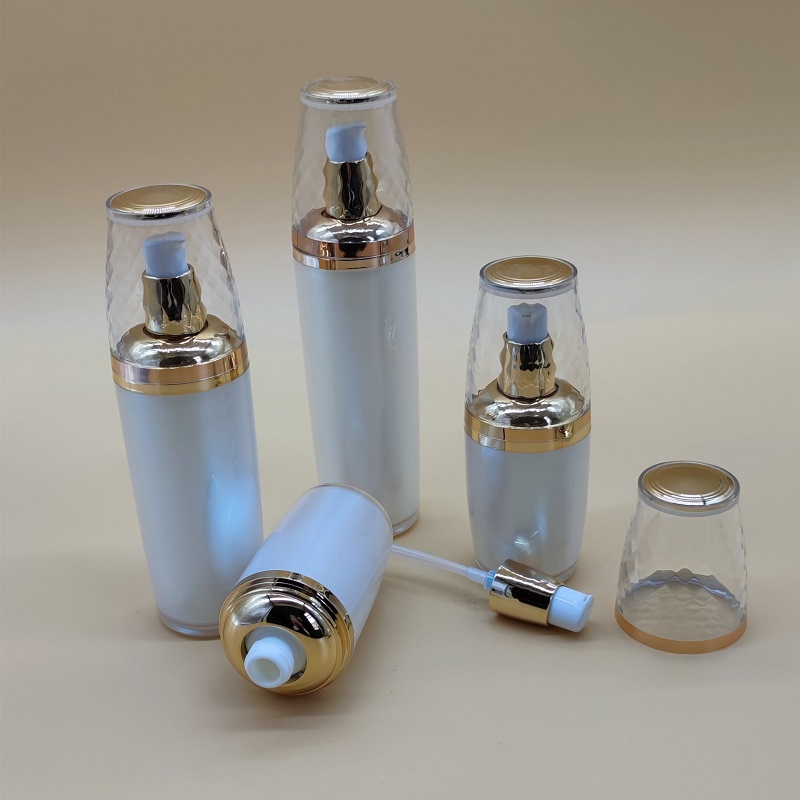Botella con bomba acrílica en  - Essence Serum Toner reseña y precio